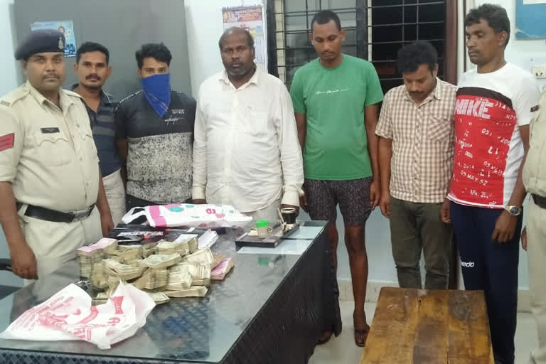 34 lakh cash seized from car in Bilaspur 6 accused arrested case sent to Income Tax