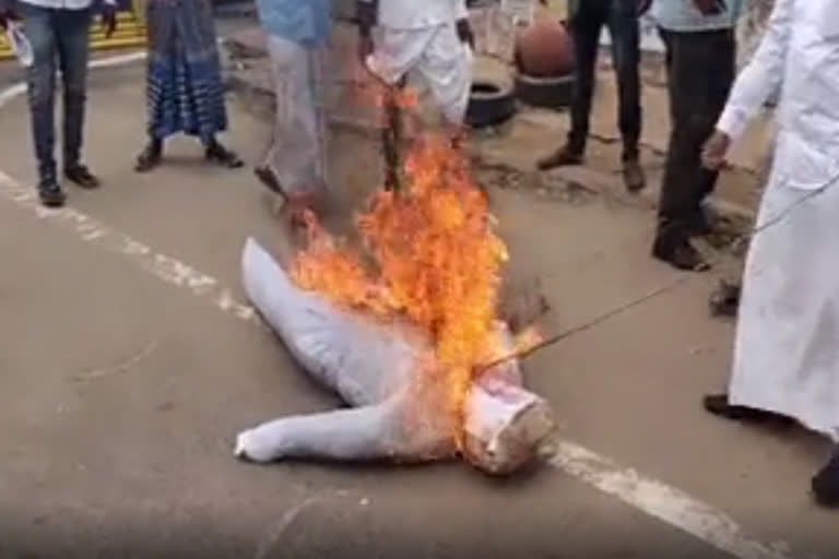 எடியூரப்பா உருவ பொம்மை எரிப்பு