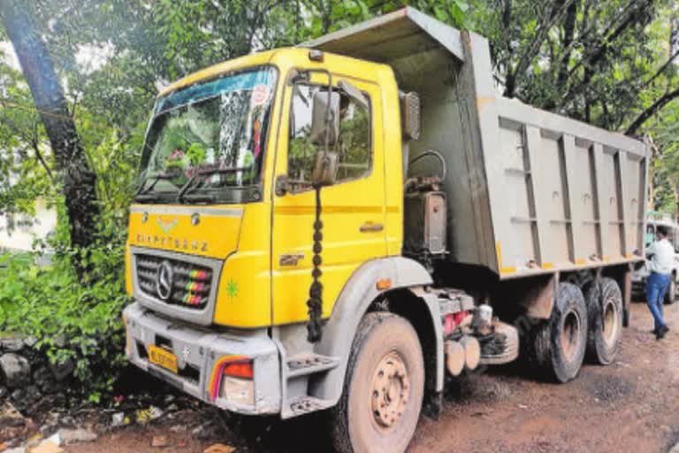 Karipur gold smuggling case  Karipur gold smuggling case news  Karipur gold smuggling news  Karipur gold smuggling latest news  kozhikode latest news  kozhikode news  Karipur  Karipur news  gold smuggling case  gold smuggling case news  gold smuggling news  tipper lorry news  Arjun Ayanki news  Arjun Ayanki latest news  അർജുൻ ആയങ്കി  അർജുൻ ആയങ്കി വാർത്ത  അർജുൻ ആയങ്കി പുതിയ വാർത്ത  കോഴിക്കോട്  കോഴിക്കോട് വാർത്ത  കോഴിക്കോട് പുതിയ വാർത്ത  കൊടുവള്ളി സംഘം  കൊടുവള്ളി സംഘം വാർത്ത  ക്വട്ടേഷൻ സംഘം വാർത്ത  ടിപ്പർ ലോറി  ടിപ്പർ ലോറി വാർത്ത  കരിപ്പൂർ സ്വർണക്കടത്ത്  കരിപ്പൂർ സ്വർണക്കടത്ത് വാർത്ത  കരിപ്പൂർ സ്വർണക്കടത്ത് കേസ്  കരിപ്പൂർ സ്വർണക്കടത്ത് കേസ് വാർത്ത  കരിപ്പൂർ വാർത്ത  കരിപ്പൂർ  സ്വർണക്കടത്ത് ലോറി  സ്വർണക്കടത്ത് ലോറി വാർത്ത  സ്വർണക്കടത്ത് ലോറി പുതിയ വാർത്ത  അർജുൻ ആയങ്കി ലോറി  ലോറി വാർത്ത  അർജുൻ ആയങ്കി ലോറി വാർത്ത  ആയങ്കി  ആയങ്കി ലോറി വാർത്ത  അർജുൻ പുതിയ വാർത്ത  അർജുൻ  Ayanki news  Ayanki  Arjun  സ്വർണക്കടത്ത് വാർത്ത  സ്വർണക്കടത്ത് പുതിയ വാർത്ത  കൂടത്തായി  കൂടത്തായി വാർത്ത  കൂടത്തായി ലോറി വാർത്ത  കൂടത്തായി ലോറി  അബ്‌ദുൾ നാസർ  അബ്‌ദുൽ നാസർ  അബ്‌ദുൾ നാസർ വാർത്ത  അബ്‌ദുൾ നാസർ പുതിയ വാർത്ത  അബ്‌ദുൽ നാസർ വാർത്ത  അബ്‌ദുൽ നാസർ പുതിയ വാർത്ത  തെളിവെടുപ്പ്  തെളിവെടുപ്പ് വാർത്ത  ആയങ്കി തെളിവെടുപ്പ് വാർത്ത  ആയങ്കി തെളിവെടുപ്പ്