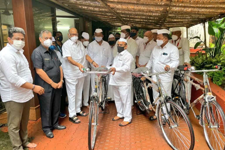 Sharad Pawar distributes bicycles to Mumbai's dabbewallas