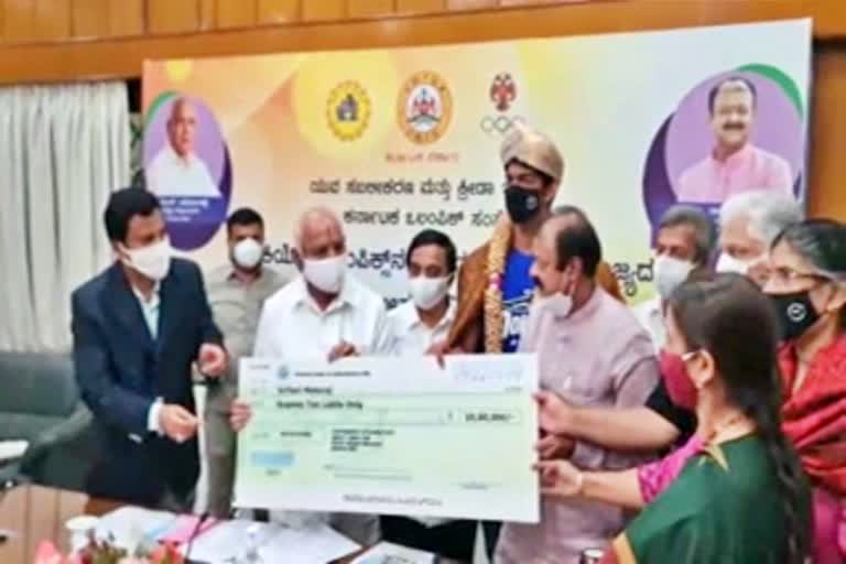 10-lakhs-distributed-for-each-of-the-five-athletes-of-the-state