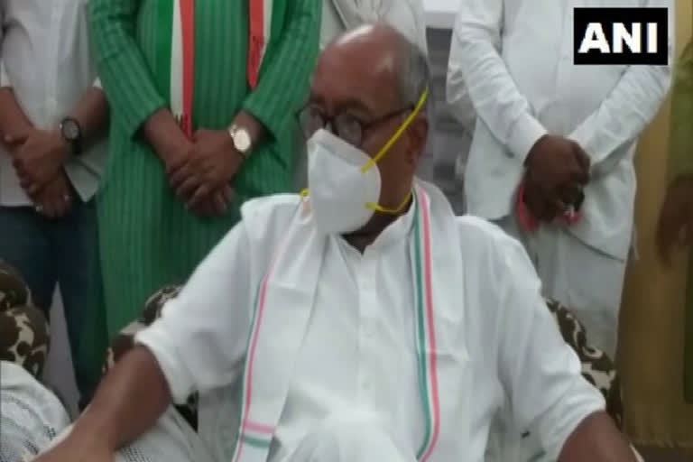 Population can be controlled by eradicating poverty  educating people: Digvijaya Singh over UP population control bill  Digvijaya Singh  UP population control bill  'ദാരിദ്ര്യ നിർമ്മാർജ്ജനം, ബോധവത്കരണം എന്നിവയിലൂടെ ജനസംഖ്യ തടയാം': ദിഗ്‌വിജയ സിംഗ്  ജനസംഖ്യ നിയന്ത്രണ ബിൽ  ദിഗ്‌വിജയ സിംഗ്  കോൺഗ്രസ് നേതാവ് ദിഗ്‌വിജയ സിംഗ്.