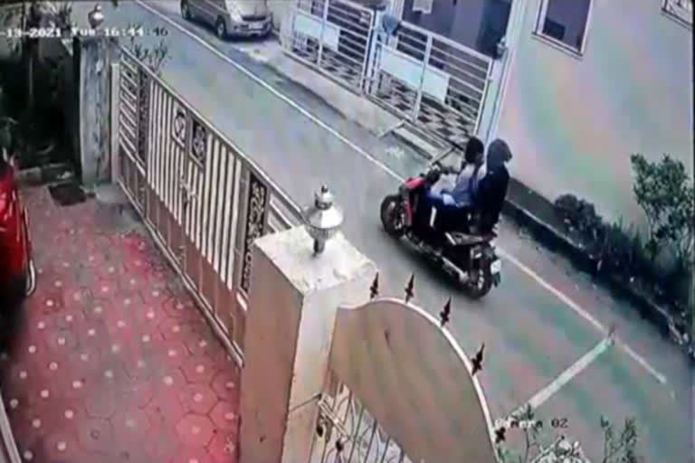 cctv footage of chennai chain snatching  cctv footage  chain snatching  chennai thamburam chain snatching cctv footage  chain snatching cctv footage  crime news  chennai news  chennai latest news  சிசிடிவி காட்சிகள்  செயின் பறிப்பு  சென்னை தாம்புரத்தில் செயில் பறிப்பு  குற்றச் செய்திகள்  திருட்டு  சென்னை செய்திகள்  அடையாளம் தெரியாத நபர்களின் கைவரிசை