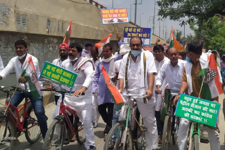 Congress workers protest against inflation