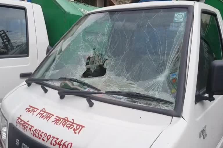 Rishikesh broke the glass of vehicles