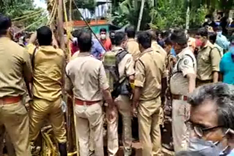 Accident while digging well in Kundara; four dead