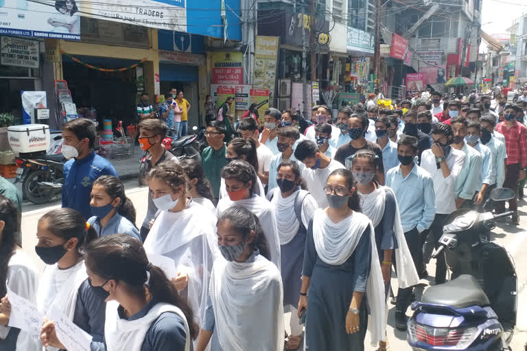 Students rally in Hamirpur market, हमीरपुर बाजार में स्टूडेंट्स की रैली