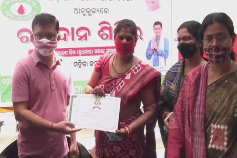 women blood donation camp, blood donation camp in bargarh, ରକ୍ତାଭାବ ଦୂର କରିବେ ମହିଳା, ରକ୍ତଦାନ ଶିବିର ଅନୁଷ୍ଠିତ, ବିଜୁ ମହିଳା ଜନତା ଦଳ