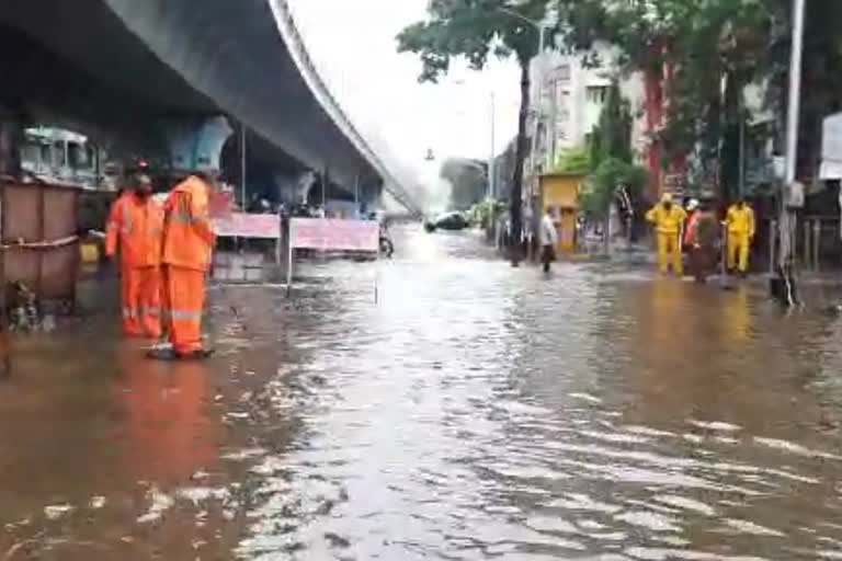 मुंबईत रात्रभर मुसळधार पाऊस