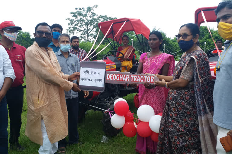 tribal-women-got-tractor-for-farming-in-dumka