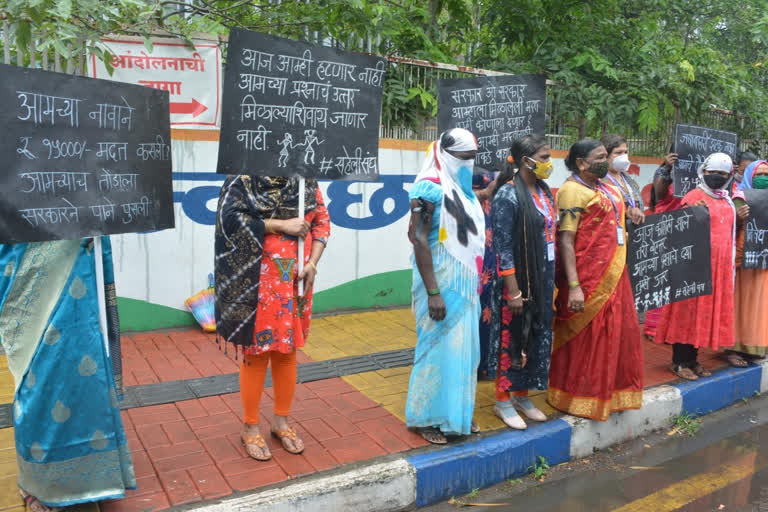 पुण्यात वेश्यावस्तीतील महिलांनी केला शासनाचा निषेध