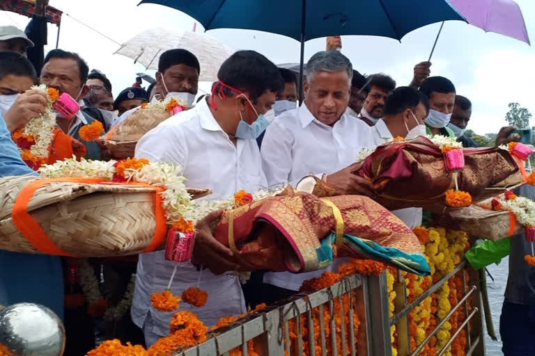 ಹಾರಂಗಿ ಜಲಾಶಯನಕ್ಕೆ ಬಾಗಿನ ಅರ್ಪಿಸಿದ ವಿ. ಸೋಮಣ್ಣ