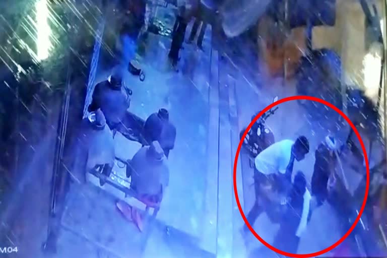 video viral,  Liquor contractor beat up young man