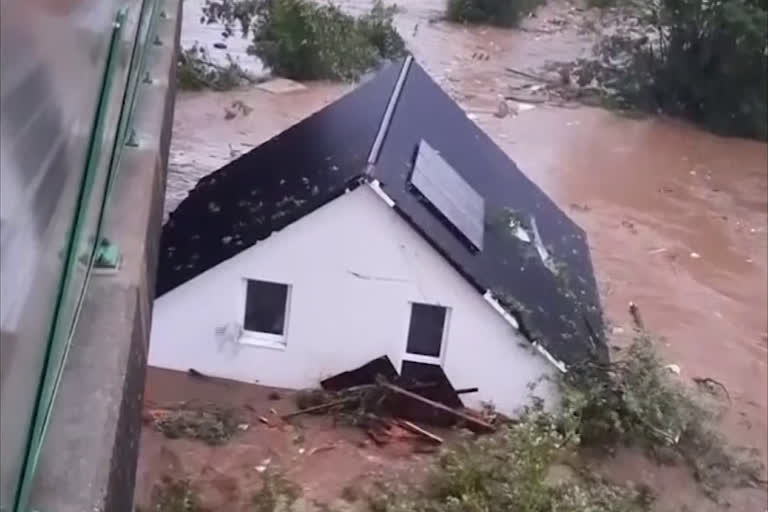 Raging floodwaters carry along house in Germany