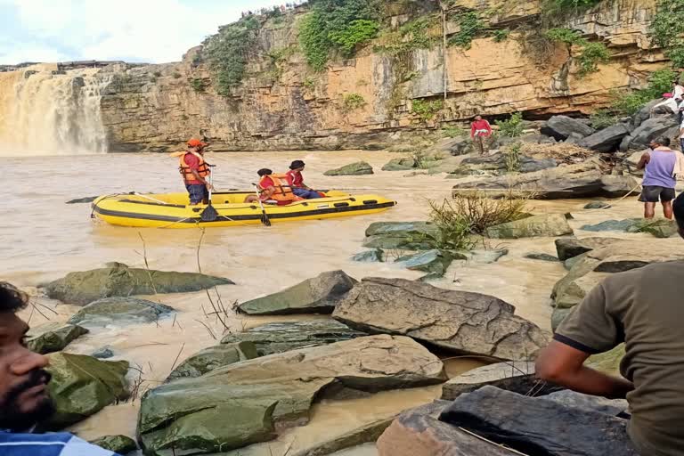 a-man-drowned-in-chitrakot-waterfall-in-jagdalpur