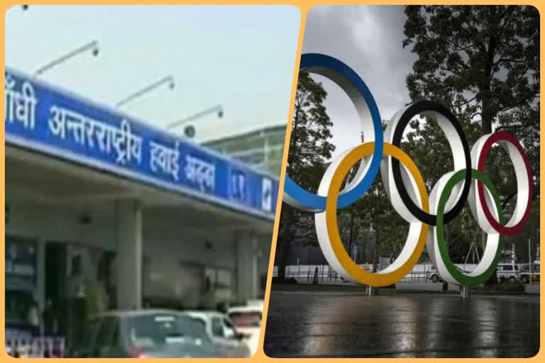 crowd cheer for indian players at the airport in delh