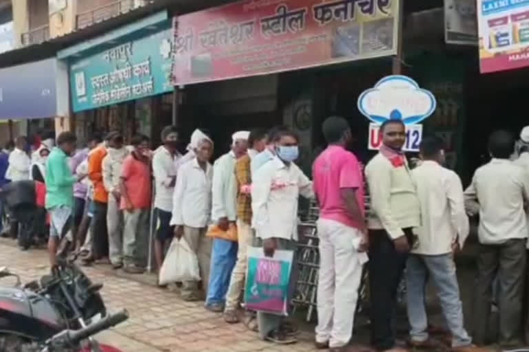 Farmers queue for urea fertilizer in Nandurbar