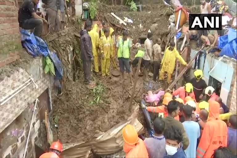 Mumbai rain news  heavy rain in mumbai  wall collapses in Chembur  മുംബൈയില്‍ കനത്ത മഴ  മുംബൈ വാർത്തകള്‍  മഴ വാർത്തകള്‍  rain update