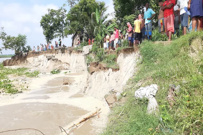 উদাসীন প্রশাসন, ভাঙন শুরু হতেই এলাকা ছাড়ছেন বাসিন্দারা