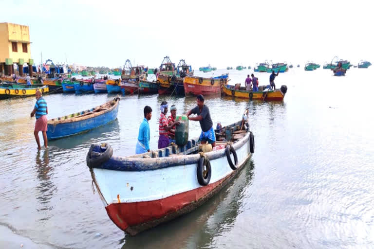 srilankan navy attacked rameshwaram fishermen  rameshwaram fishermen  srilankan navy  ராமேஸ்வரம் மீனவர்களை விரட்டியடித்த இலங்கை கடற்படையினர்  ராமேஸ்வரம் மீனவர்கள்  இலங்கை கடற்படையினர்  ராமநாதபுரம் செய்திகள்  ramanathapuram news  ramanathapuram latest news  ராமநாதபுரம் செய்திகள்