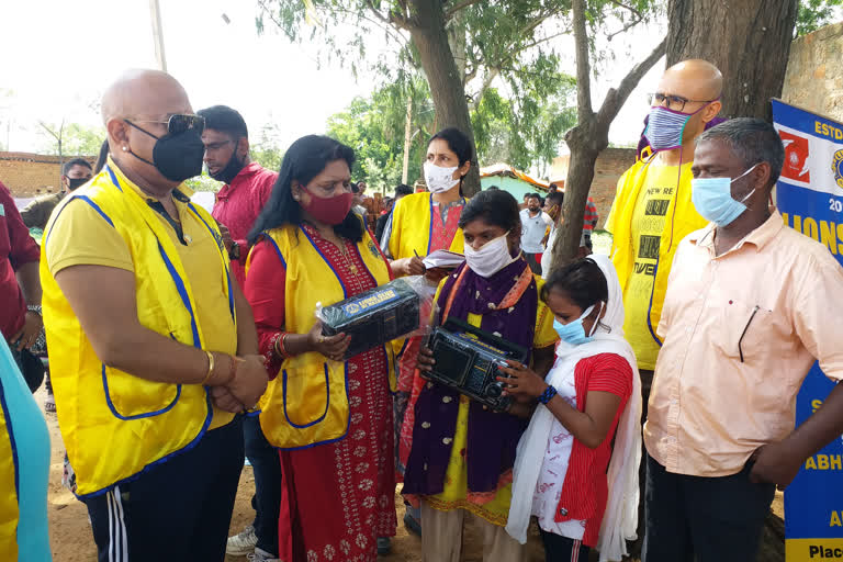 lions club distributed 25 radio sets for poor children in hazaribag