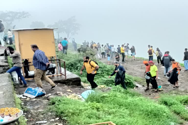 Khandala tourist crowd