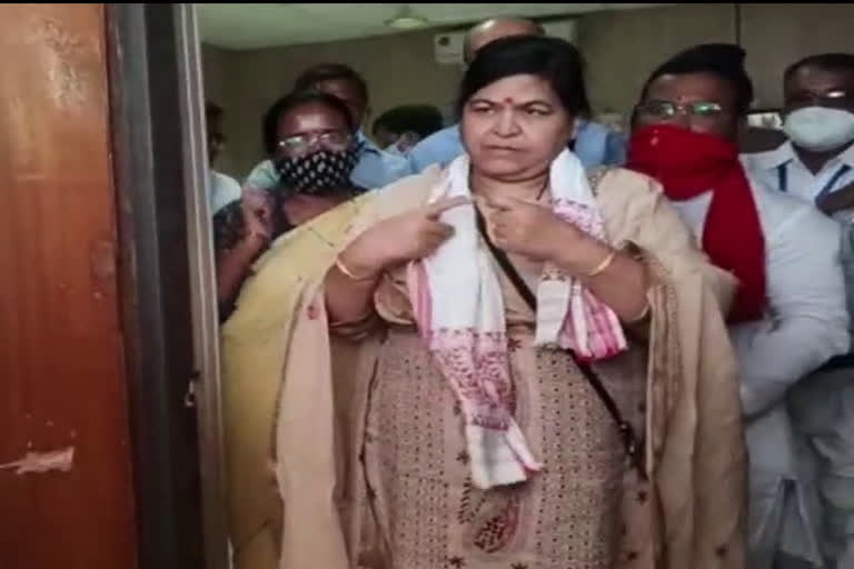 Selfie with minister  Minister to charge money for selfie  MP minister Usha Thakur  Usha Thakur news  Madhya Pradesh news  Madhya Pradesh Minister  മധ്യപ്രദേശ് ടൂറിസം മന്ത്രി  ഉഷാ താക്കൂർ  മന്ത്രിക്കൊപ്പം സെൽഫിക്ക് 100