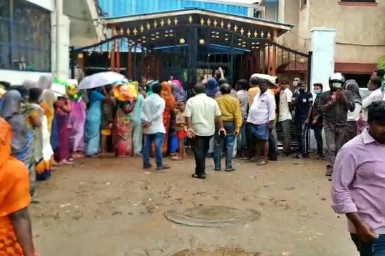 building-workers-waiting-for-food-kit-in-the-rain