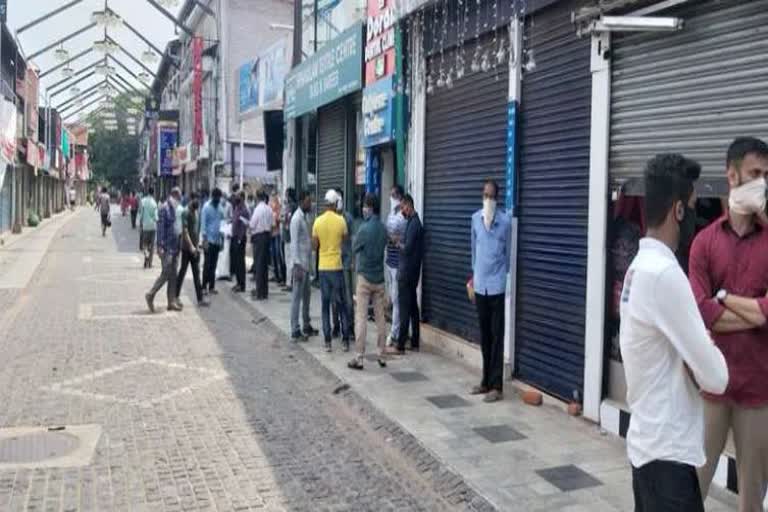 ഡി വിഭാഗം പ്രദേശങ്ങൾ  കടകൾ ഇന്ന്‌ തുറക്കും  ട്രിപ്പിൾ ലോക്ക് ഡൗൺ  ബക്രീദ്  ഡി വിഭാഗം പ്രദേശങ്ങളിലും കടകൾ തുറക്കും  കോഴിക്കോട് മിഠായി തെരുവ്‌  Shops will also be open today  D category areas  lockdown-relaxation