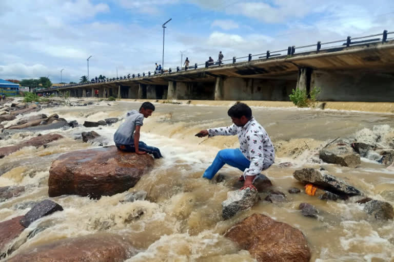 Rain water floods at Vaniyambadi river for the second time  tirupattur news  tirupattur latest news  tirupattur Vaniyambadi Palar River  Palar River  flood in Palar River  வாணியம்பாடி பாலாற்றில் இரண்டாவது முறையாக மழை நீர் வெள்ளம்  திருப்பத்தூர் வாணியம்பாடி பாலாற்றில் இரண்டாவது முறையாக மழை நீர் வெள்ளம்  இரண்டாவது முறையாக மழை நீர் வெள்ளம்  மழை நீர் வெள்ளம்  வெள்ளம்  திருப்பத்தூர் செய்திகள்  பாலாற்றில் இரண்டாவது முறையாக வெள்ளம்