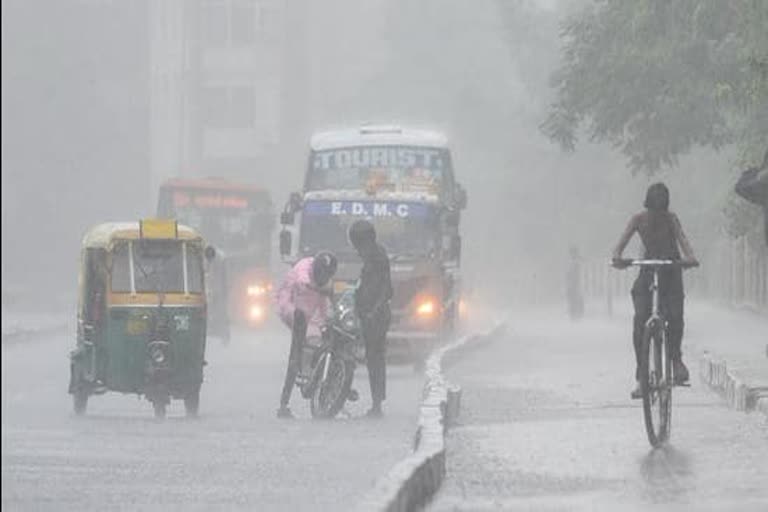 Rain lashes Delhi  Haryana; IMD predicts more rainfall  ഡൽഹിയിൽ കനത്ത മഴ  ഡൽഹി മഴ വാർത്ത  കനത്ത മഴയ്‌ക്ക്‌ സാധ്യത  ഡൽഹിയിൽ കനത്ത മഴ വാർത്ത  rain in delhi  delhi rain  delhi rain news