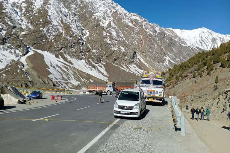 truck-blocked-manali-leh-road