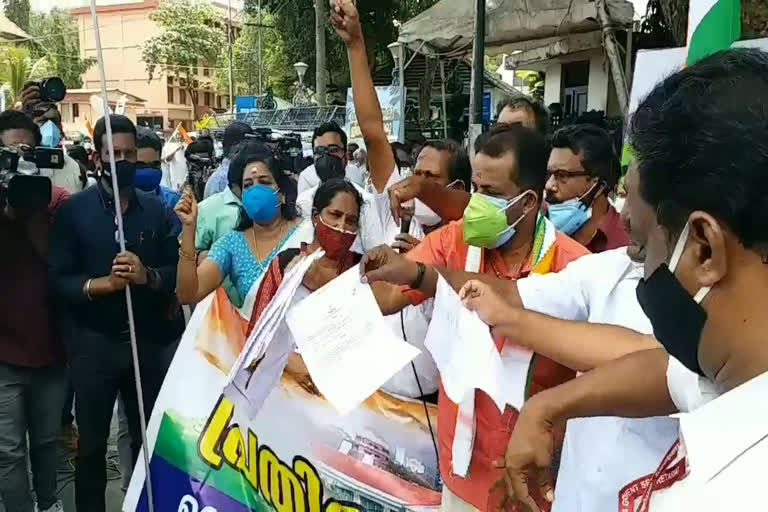 protest aginst revenu secratary  muttil tree cutting issue  മുട്ടില്‍ മരം മുറി കേസ്  ഒജി ശാലീന  റവന്യു സെക്രട്ടറി വിവാദം