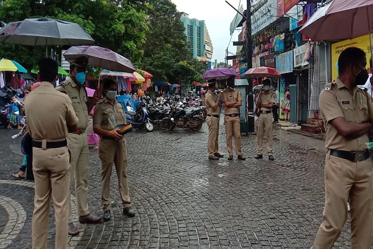 കച്ചവടക്കാരുടെ പ്രതിഷേധം  മിഠായിത്തെരുവിൽ സംഘർഷം  മിഠായിതെരുവിൽ കച്ചവടക്കാരുടെ പ്രതിഷേധം  മിഠായിത്തെരുവ് വാർത്ത  Traders protest in kozhikode Mitai theruvu  Mitai theruvu news  Traders protest in kozhikode  kozhikode Traders protest