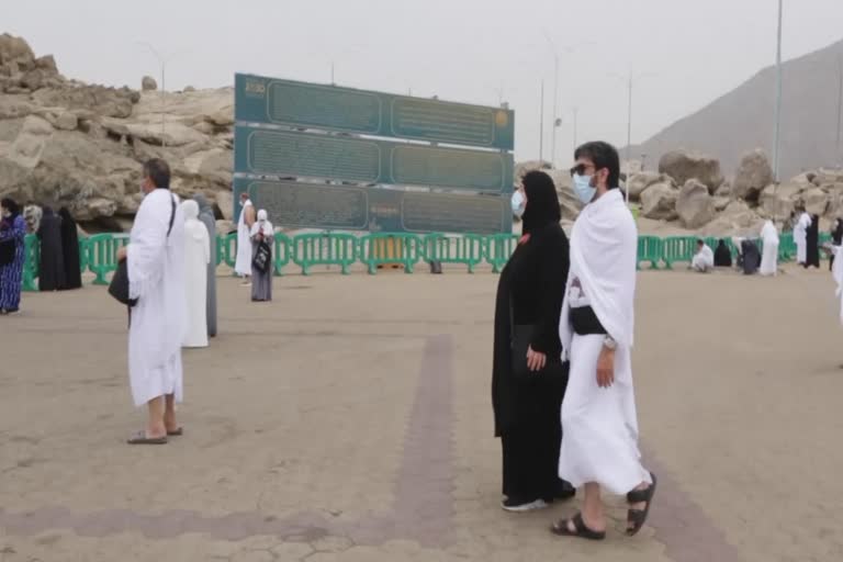 Prayers at Arafat Mountain on second pilgrimage day