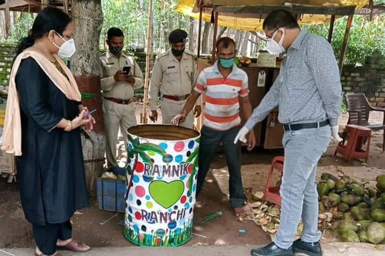 Ranchi Municipal Corporation provided free Ramnik bin to shopkeepers