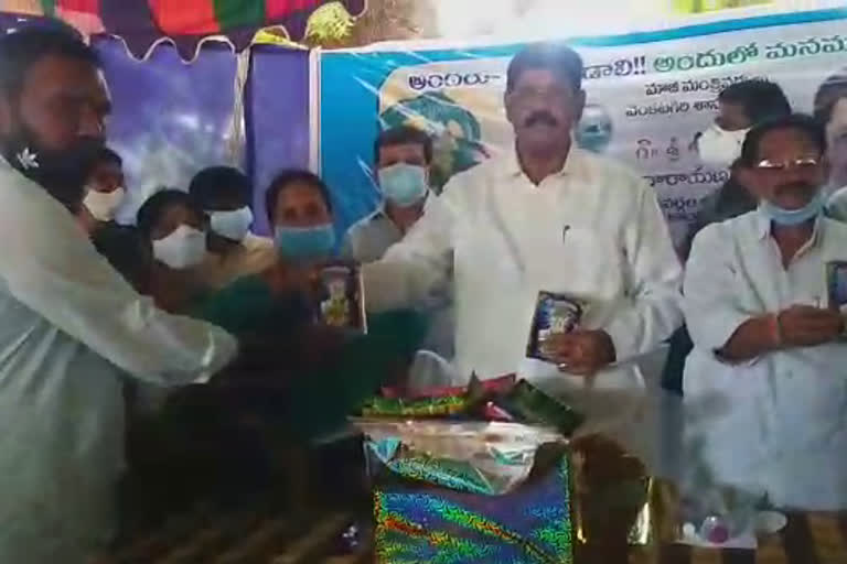 ఆనందయ్య మందును పంపిణీ చేసిన ఎమ్మెల్యే