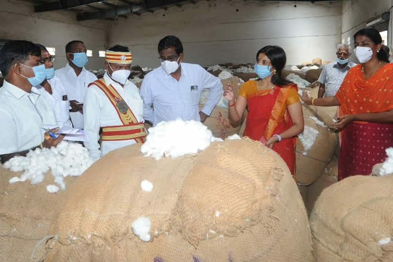 திருவாரூர் மாவட்ட ஆட்சியர் காயத்ரி கிருஷ்ணன்