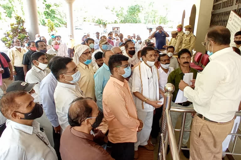 Officers and employees of dhamtari  protest for demand to increase dearness allowance