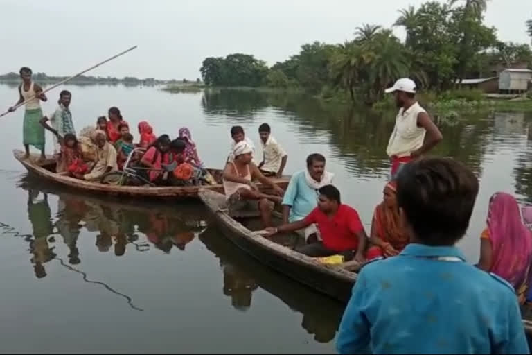 यात्रियों से भरी नाव नदी में पलटी