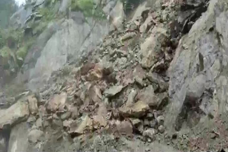 Gangotri National Highway  landslide at Gangotri National Highway  heavy rainfall at Gangotri National Highway  Gangotri National Highway closed  landslide in National Highway  கங்கோத்ரி தேசிய நெடுஞ்சாலை மூடல்  நிலச்சரிவு கனமழை காரணமாக கங்கோத்ரி தேசிய நெடுஞ்சாலை மூடல்  சீரமைக்கும் பணியில் தாமதம்  சாலை சீரமைப்பு  நிலச்சரிவு