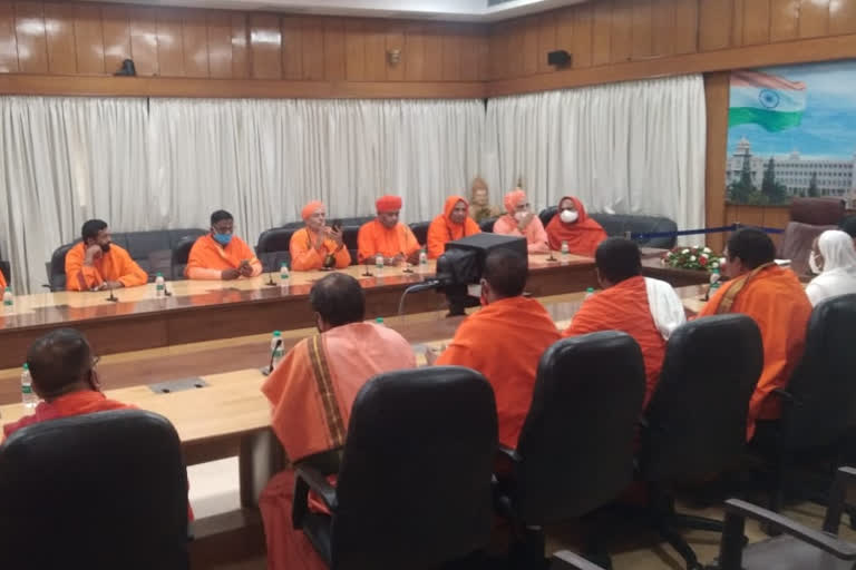 Swamijis awaiting for meet CM