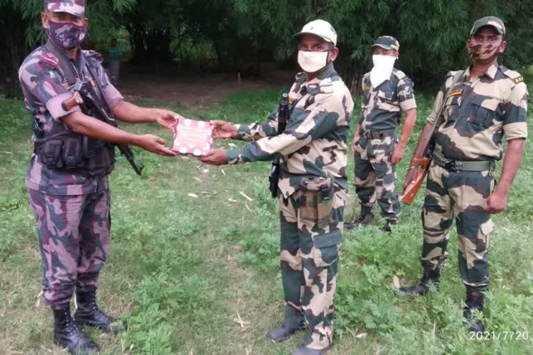 BSF और बॉर्डर गार्ड बांग्लादेश ने ईद–अल–अज़हा पर दी मिठाइयां और शुभकामनाएं