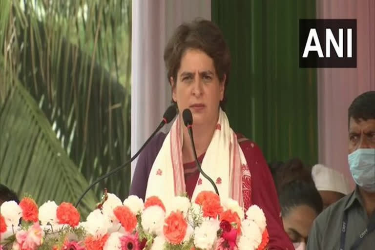 Centre increased oxygen exports by 700 pc during COVID: Priyanka Gandhi  ഓക്‌സിജന്‍റെ കയറ്റുമതി  കേന്ദ്രത്തിനെതിരെ പ്രിയങ്ക  priyanka gandhi  പ്രിയങ്ക ഗാന്ധി  കോണ്‍ഗ്രസ്  Central government increased oxygen exports by 700 per cent  Congress General Secretary Priyanka Gandhi  COVID-19 deaths  COVID  ഓക്സിജന്‍റെ അഭാവം  കോൺഗ്രസ് ജനറൽ സെക്രട്ടറി പ്രിയങ്ക ഗാന്ധി  കേന്ദ്ര ആരോഗ്യ മന്ത്രി മന്‍സൂഖ് മാണ്ഡവ്യ  ഓക്‌സിജന്‍റെ കയറ്റുമതി 700 ശതമാനം വർധിപ്പിച്ചു