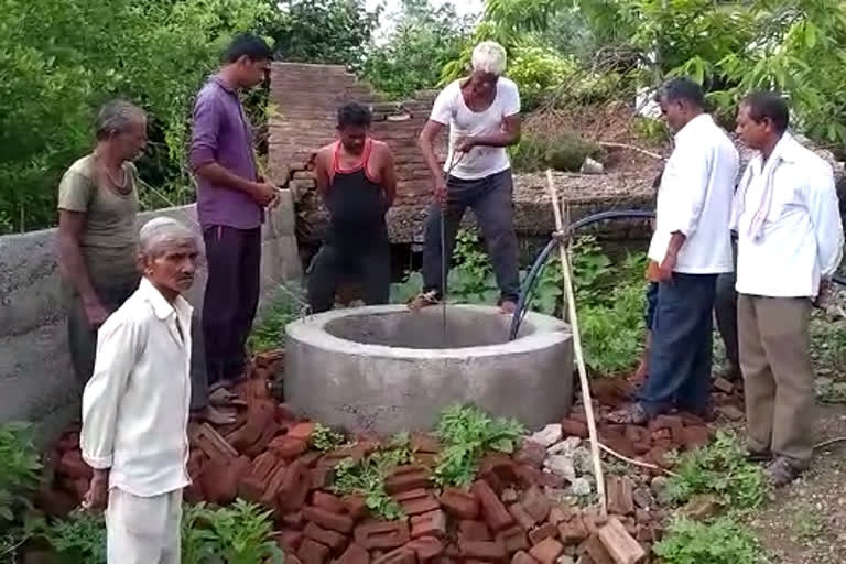 विहिरीतून येत आहे गरम पाणी