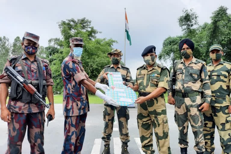 India-Bangladesh border forces exchange sweet  greet on Eid-al-Adha  ബലിപെരുന്നാള്‍  ബംഗ്ലാദേശ് അതിര്‍ത്തി  ബി.എസ്.എഫ്  അതിർത്തി രക്ഷാ സേന  ബോര്‍ഡ് ഗാര്‍ഡ് ബംഗ്ലാദേശ്