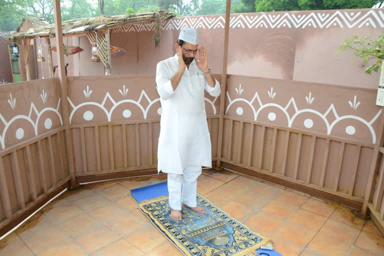 mukhtar abbas naqvi offer eid ul adha prayer at home under the corona protocol