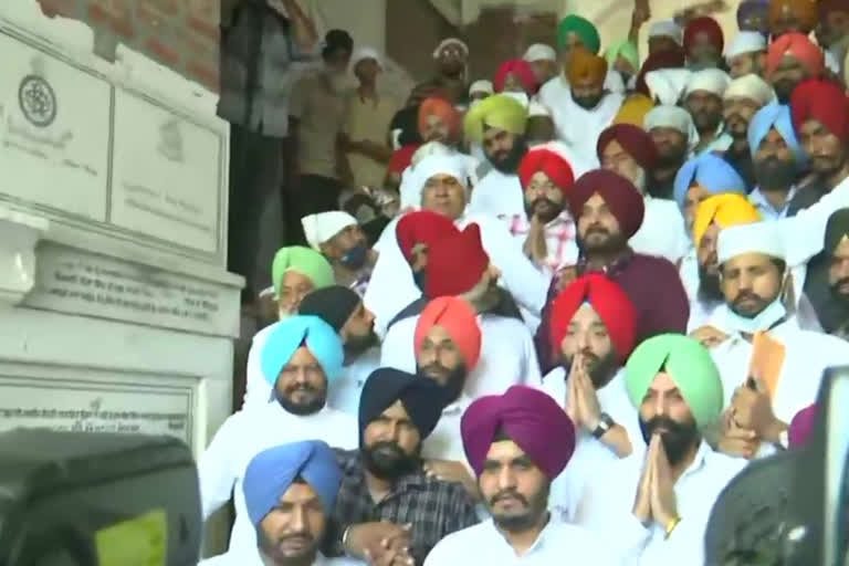 Captain vs Sidhu : Navjot Singh Sidhu flexes his muscles, 62 MLAs vist Golden Temple with him