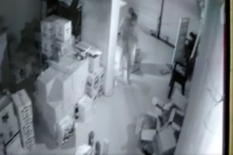 चोरी सीसीटीवी की घटना कैमरे में कैद