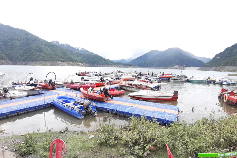 cm-gave-relief-to-tehri-lake-boat-operators